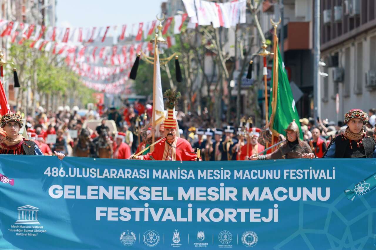Manisa'da festival sona erdi: 10 ton mesir macunu saçıldı 2